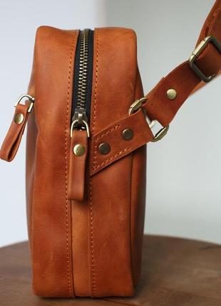 Мужская сумка мессенджер через плечо ручной работы из натуральной винтажной кожи коньячного цвета4 фото