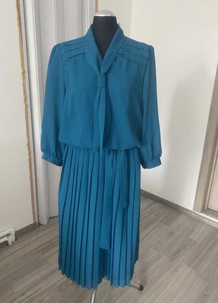 Платье с юбкой плиссировкой.