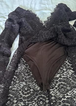 Изысканное и сексуальное длинное кружевное платье с разрезами.7 фото
