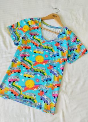 Радостная яркая футболка