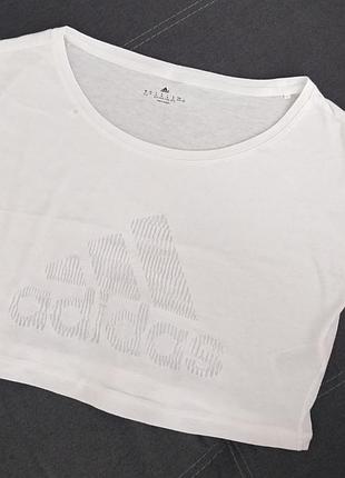 Женакая короткая футболка adidas