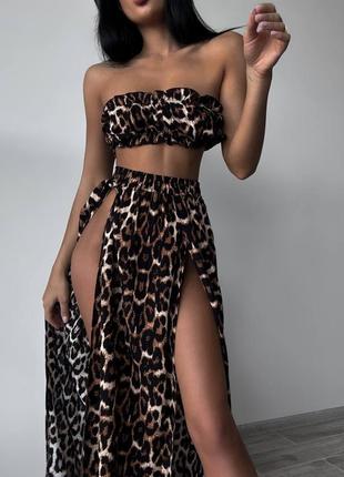 Костюм в леопардовый принт. топ бандо + юбка макси с двумя разрезами на ноге