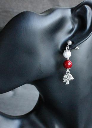 Червоні сережки грибочки з натуральним коралом і перлами майорка асиметричні сережки мухомори5 фото