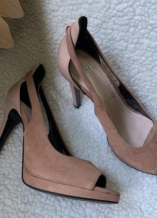 Босоножки zara,37 р в пудровом цвете.