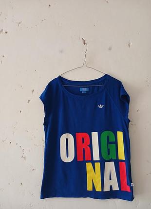 Яскрава футболка