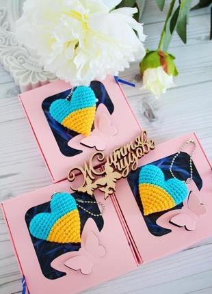 Патріотичний сувенір-валентинка, брелок в національних кольорах "сердце україни"