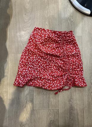 Shein xs s міні мини спідниця юбка червона красная в квітковий принт цветочный