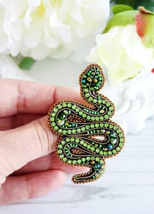 Брошь змея, красивая маленькая зеленая змейка, сувенир для рожденных в год змеи1 фото
