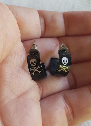 Серьги гвоздя с черепами