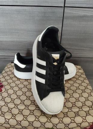 Женские кроссовки adidas superstar на платформе.