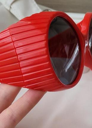 Футуристичні червоні окуляри