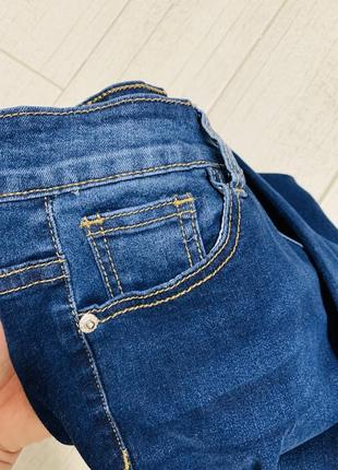 Женские джинсы скинни с рваными элементами и высокой посадкой10 фото