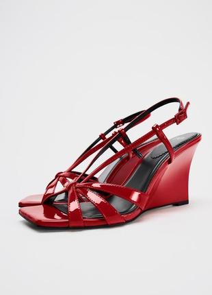 Лакированные босоножки красные с ремешками zara new