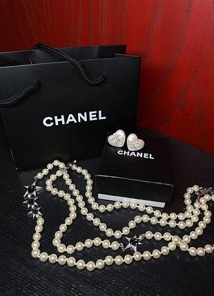 Довга підвіска з перлами шанель в срібло та сережки-серця шанель