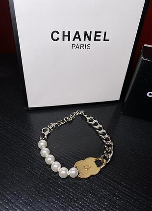 Подвійний браслет з перлами та срібним ланцюгом, позолочені сережки шанель