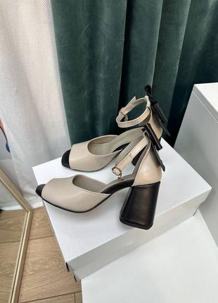 Бежевые с черными кожаными босоножками с бантиком на удобном каблуке