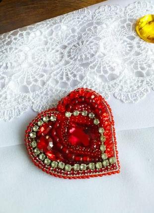 Брошка червоне серце з кристалами й стразами2 фото