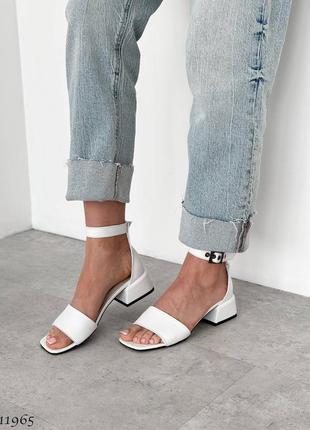 Жіночі білі шкіряні босоніжки на невеликому квадратному каблуку 36-41