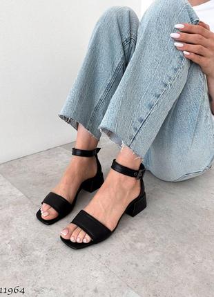 Чорні шкіряні жіночі босоніжки на квадратному підборі 36-41