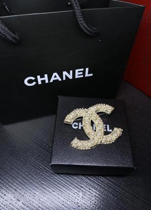 Брошка шанель кругла в посрібленні з камінням і перлами