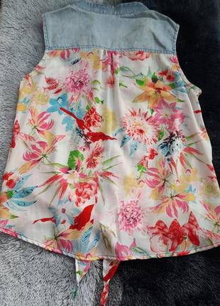 Блузка denim co на завязках с джинсовыми вставками в цветочный принт спепеди короче, сзади длиннее3 фото