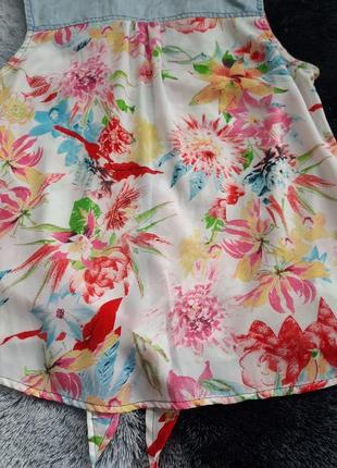 Блузка denim co на завязках с джинсовыми вставками в цветочный принт спепеди короче, сзади длиннее5 фото