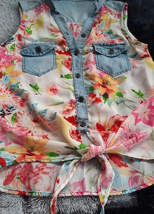 Блузка denim co на завязках с джинсовыми вставками в цветочный принт спепеди короче, сзади длиннее