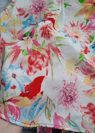 Блузка denim co на завязках с джинсовыми вставками в цветочный принт спепеди короче, сзади длиннее4 фото