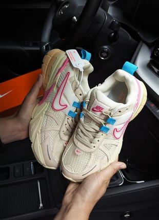 Жіночі кросівки в стилі nike