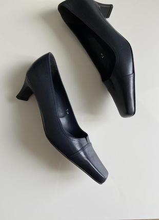 Темно - синие классические туфли на низком каблуке
