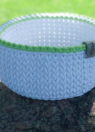 В'язаний білий кошик як ідея для зберігання та організації простору