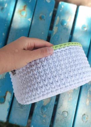 В'язаний білий кошик як ідея для зберігання та організації простору