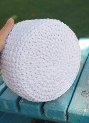 В'язаний білий кошик як ідея для зберігання та організації простору