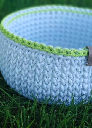 В'язаний білий кошик як ідея для зберігання та організації простору