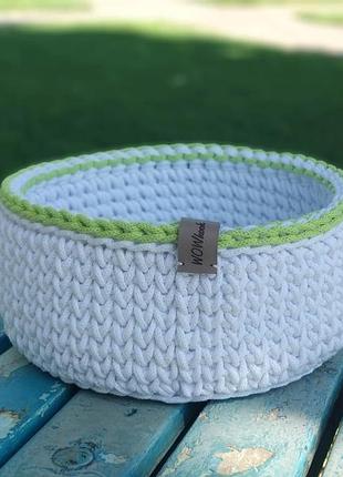 В'язаний білий кошик як ідея для зберігання та організації простору