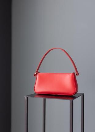Изящная женская сумка из натуральной кожи с легким глянцем красного цвета6 фото