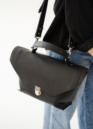 Стильная женская сумка необычной формы ручной работы из натуральной кожи черного цвета4 фото