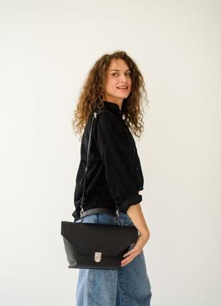 Стильная женская сумка необычной формы ручной работы из натуральной кожи черного цвета7 фото