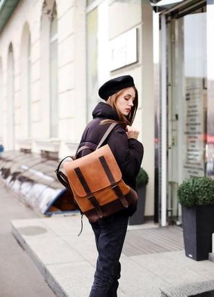 Универсальный женский рюкзак  из натуральной винтажной кожи коньячного цвета4 фото
