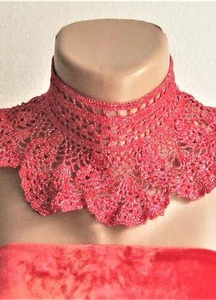 Червоний накладний чокер-комір з сріблястим люрексом в'язаний гачком