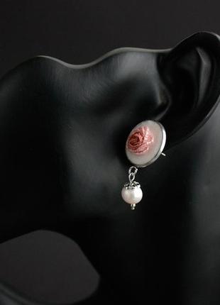Маленькі рожеві сережки цвяшки з перлами ніжні пудрові прикраси з трояндами3 фото