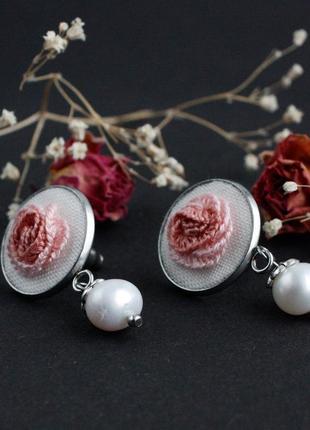 Маленькі рожеві сережки цвяшки з перлами ніжні пудрові прикраси з трояндами