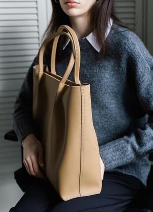 Об'ємна сумка шоппер арт. sierra l кольору капучино із натуральної шкіри з легким глянцевим ефектом4 фото