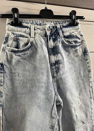 Мом джинс светлые с дирками на коленях высокая посадка zara