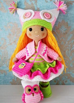 Лялька в зелено-розовій сукні вязана гачком, з іграшкою-совою. подарунок доньці, племінниці.