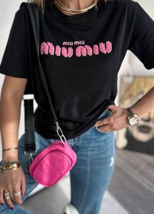 Трикотажна футболка з написом miu miu