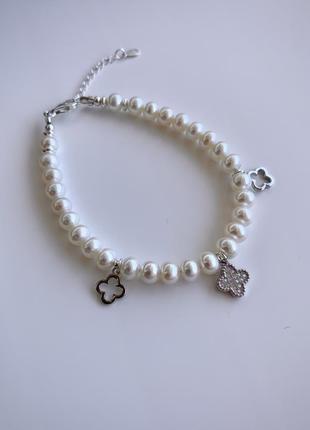 Срібний браслет з натуральних перлів з підвісками «на удачу»2 фото