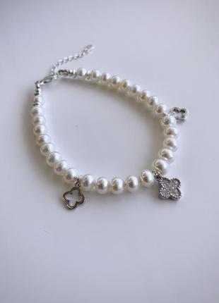 Срібний браслет з натуральних перлів з підвісками «на удачу»5 фото