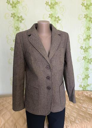 Піджак з накладними кишенями