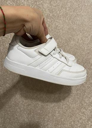 Оригінальні кросівки adidas